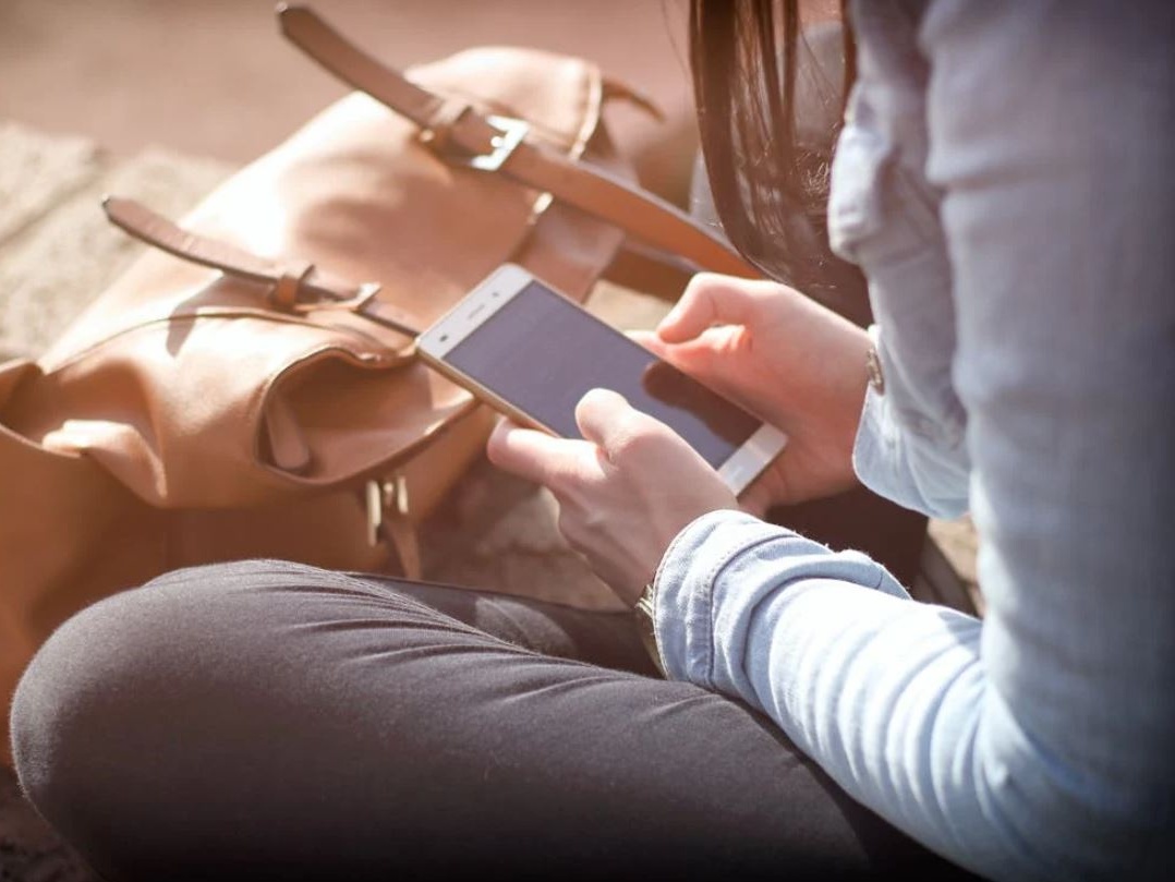 Sempre connessi, sempre sotto stress: quando le notifiche diventano ansia fisica e mentale