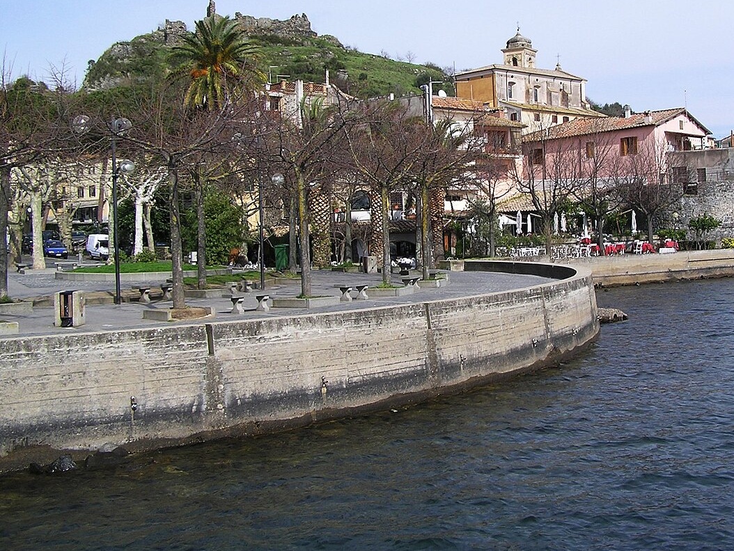 Folgore in volo libero, troppo libero, e Trevignano diventa (per ridere) un campo di battaglia