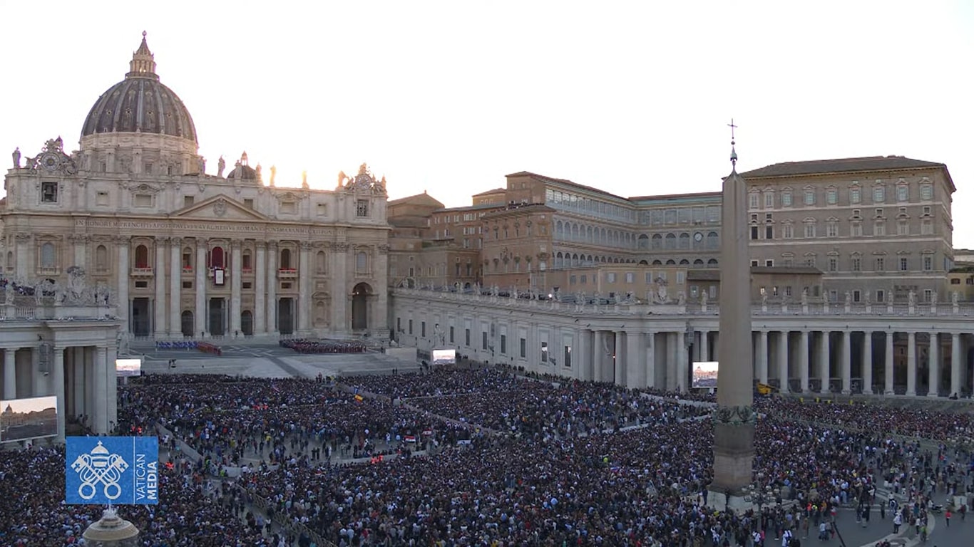 Habemus Papam: il crepuscolo di Roma si accende di fede nella sera della fumata bianca