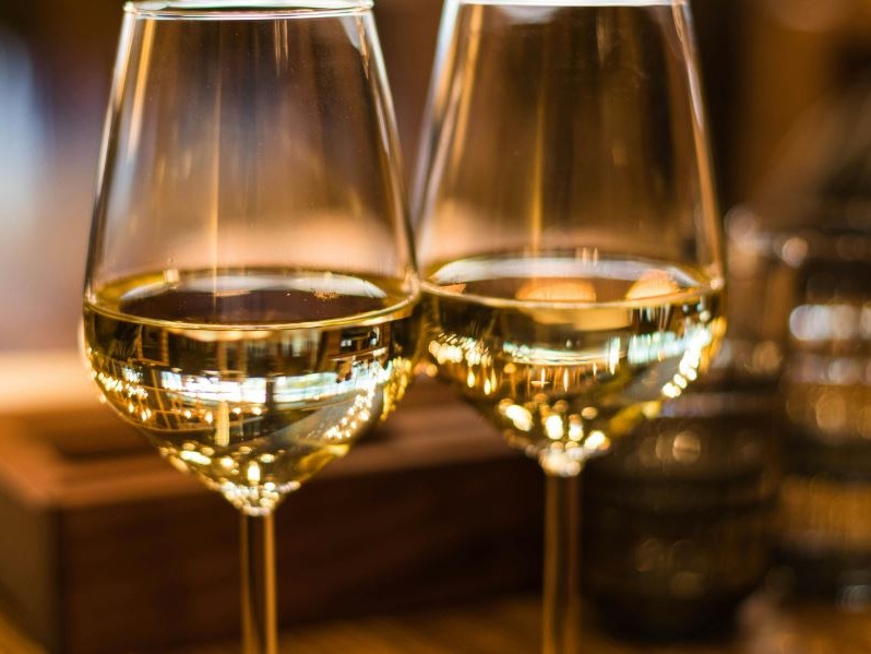 Vino siciliano: studio UniCredit-Nomisma evidenzia +8,9% per i bianchi Dop, male i rossi (-2,9%)