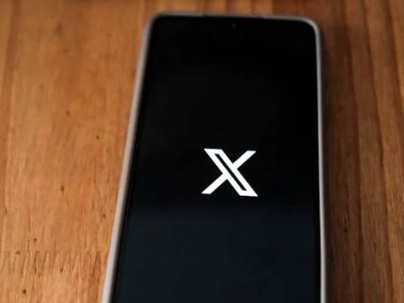 Nuove regole su X per mettere un freno agli account falsi