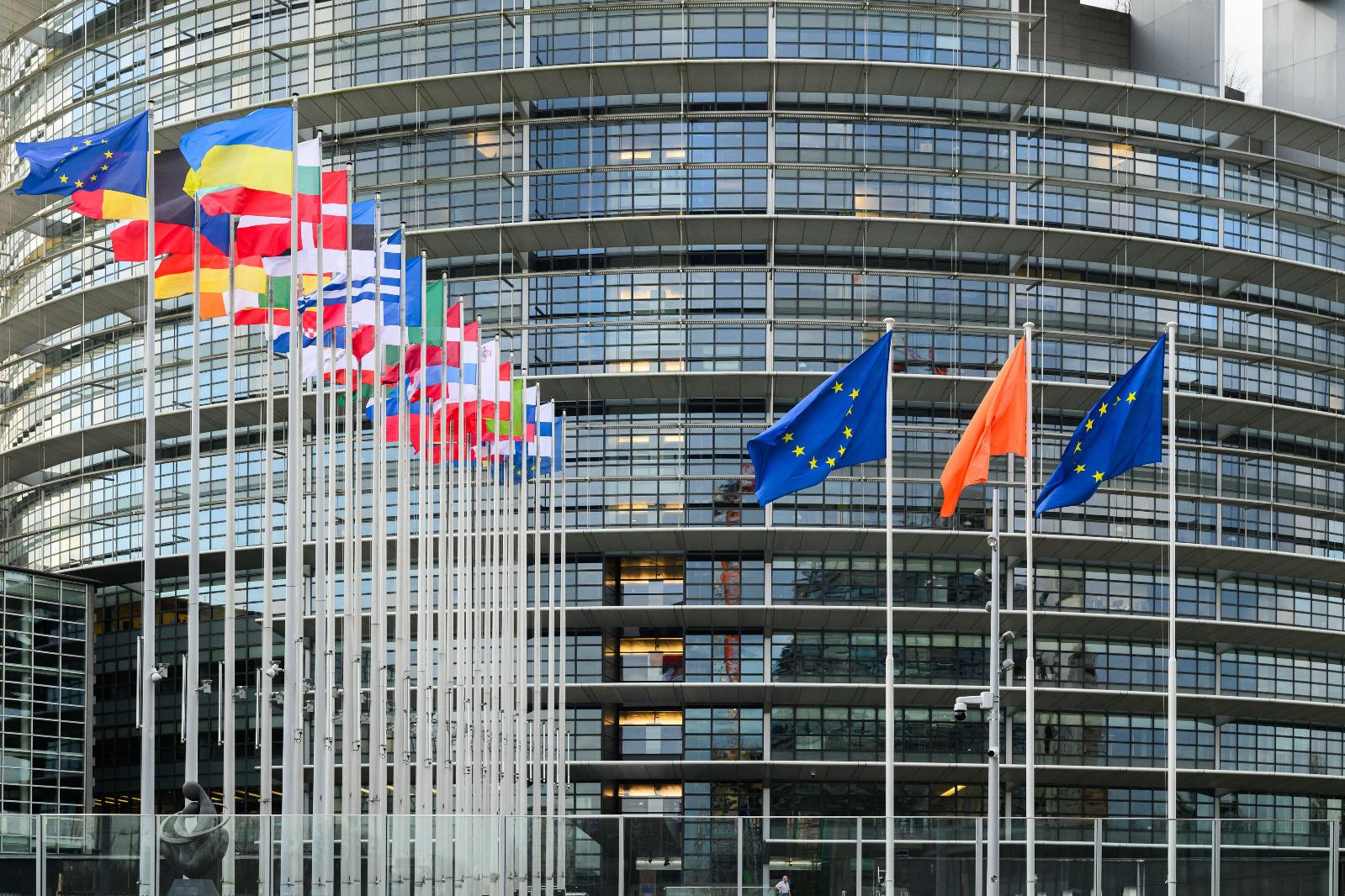 Ue verso l’addio definitivo a gas e petrolio russi entro il 2027, la Commissione presenta il piano