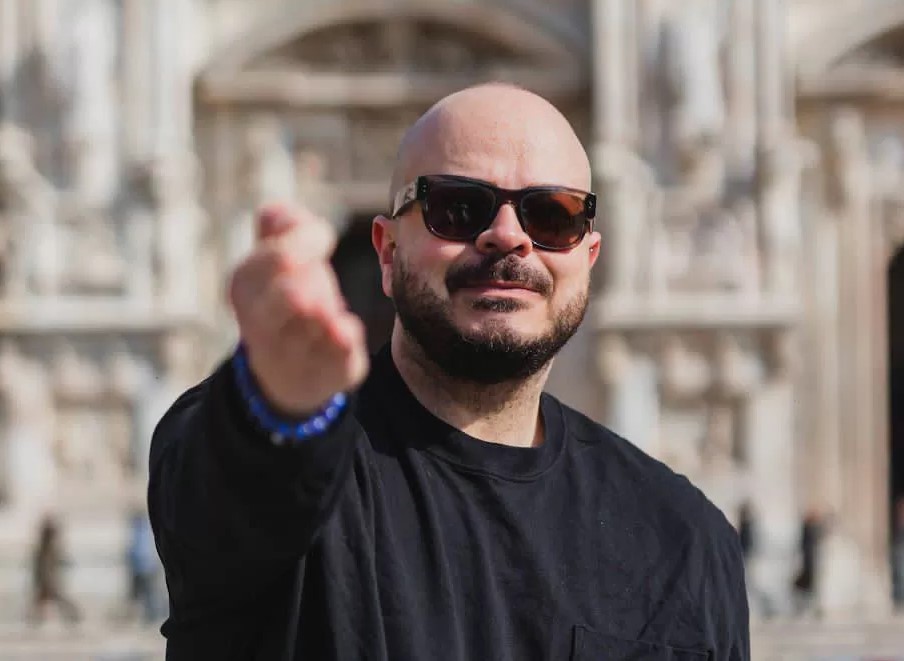 Mandrake, un comico contro il bullismo, trasforma le risate in un’arma di speranza