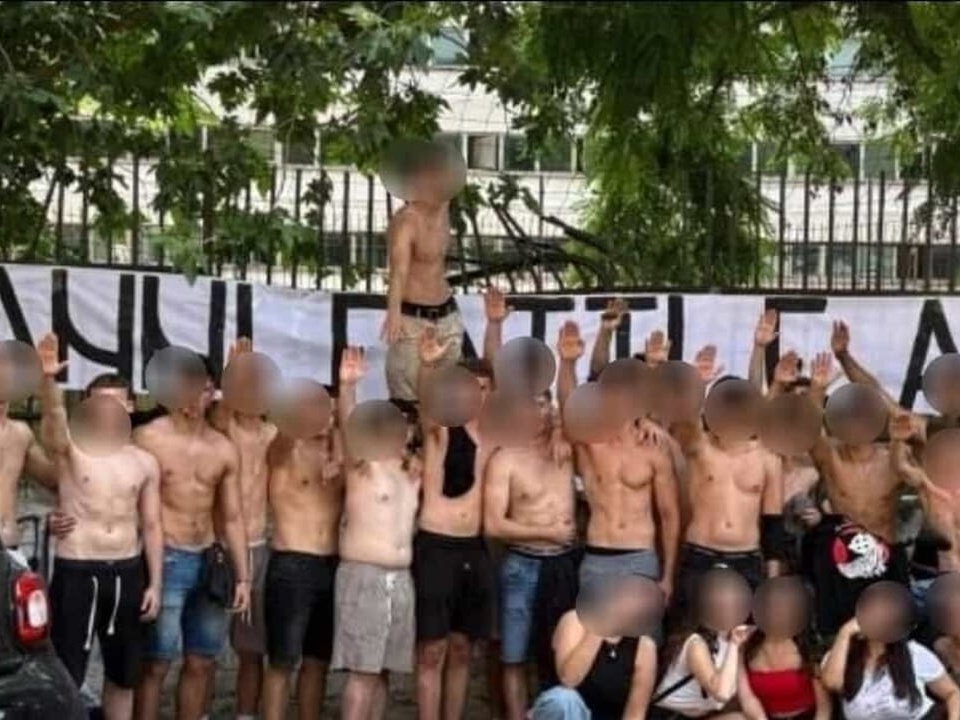 Saluti romani al liceo: per una esibizione di stupidità conclamata, dalla scuola arriva solo uno schiaffetto