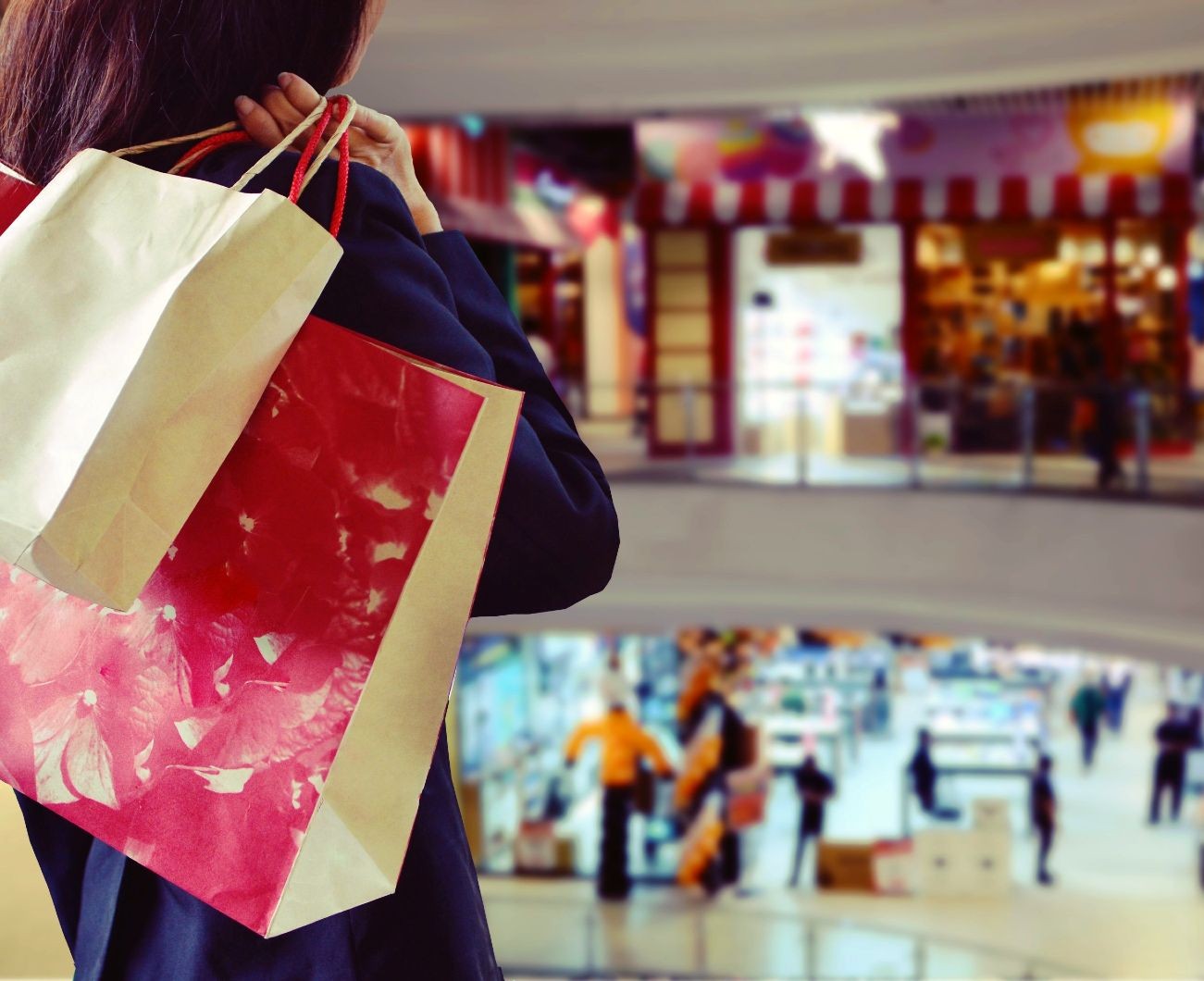 Prezzi alle stelle con oro e bollette che guidano i rincari, crollano smartphone e pc