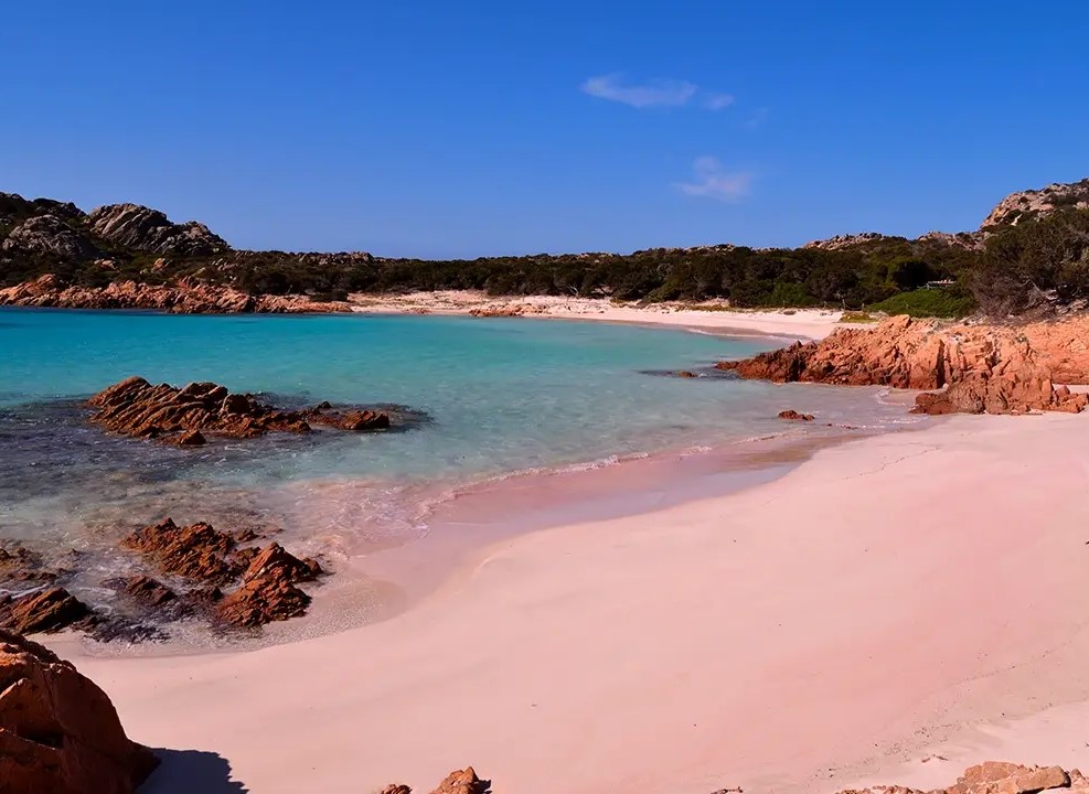 La sabbia rosa di Budelli finisce in vendita online facendo scattare indignazione e indagini