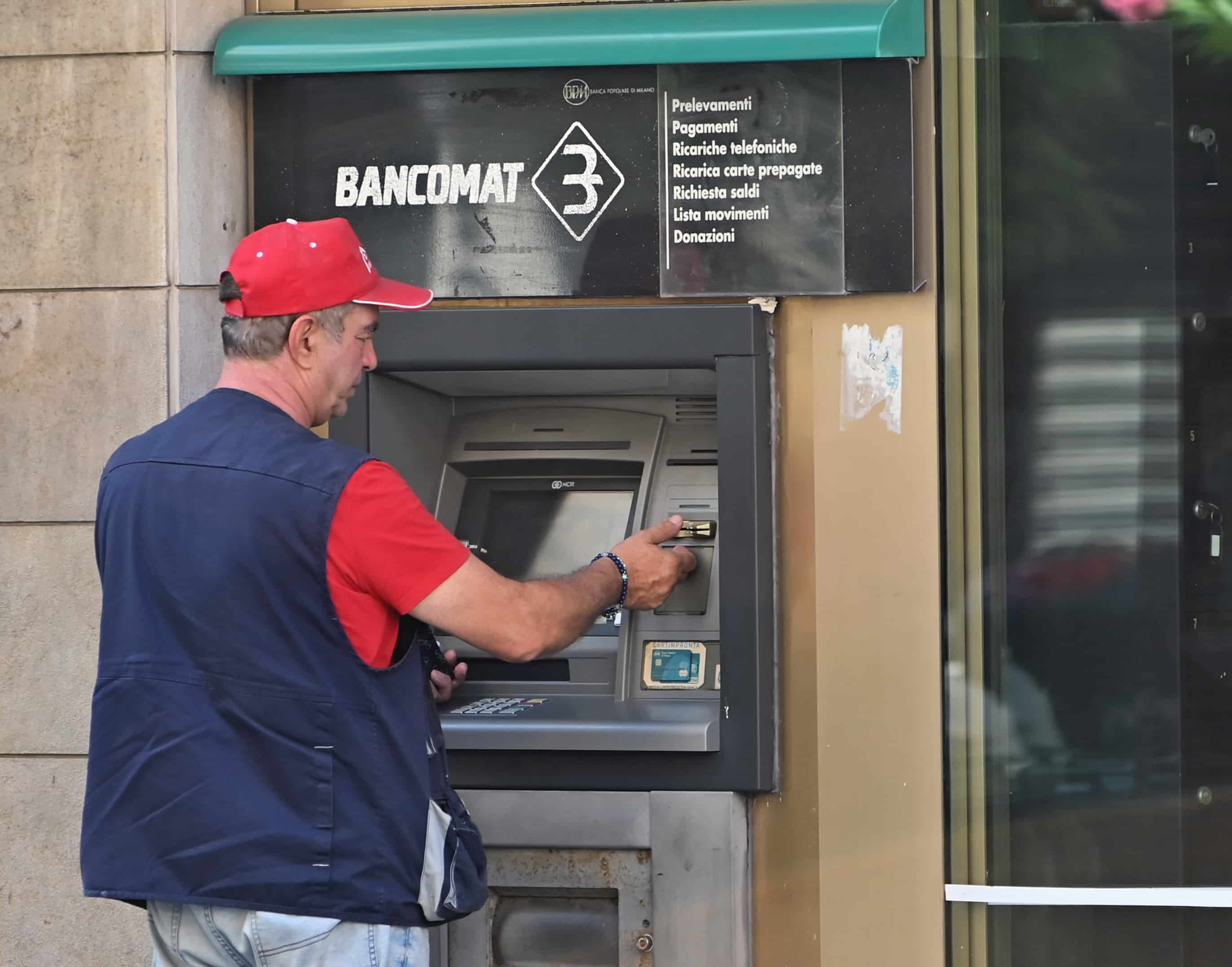 Truffatori in agguato al bancomat