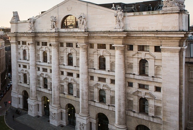 Piazza Affari chiude in rosso ma salva la settimana, banche e auto affondano, bene Leonardo