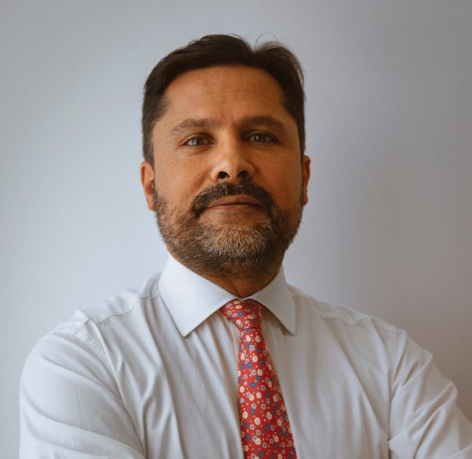 Argento ai massimi storici a $121,68 ma poi cade, volatilità estrema