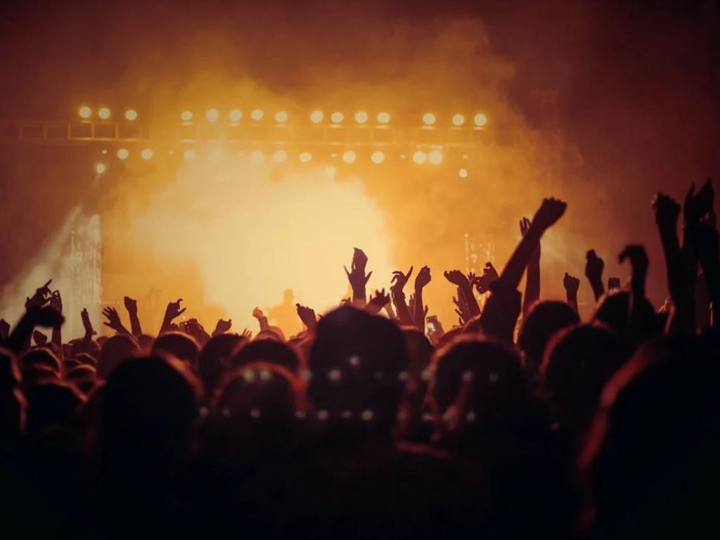 Taylor Swift Conclude il Suo Eras Tour: Record di Incassi e Un Finale Memorabile