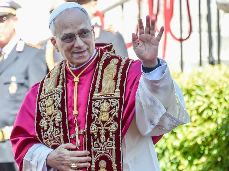 Il Vaticano scopre che l'abito fa il monaco (soprattutto se è in raso rosso)