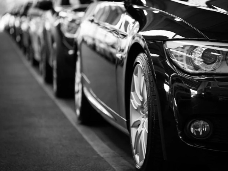 L’Europa dell’auto cambia passo, elettrico e ibrido trainano il mercato