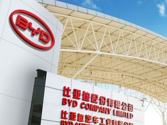 Auto elettriche: la cinese BYD pronta a scalzare Tesla al vertice della classifica di vendite globali