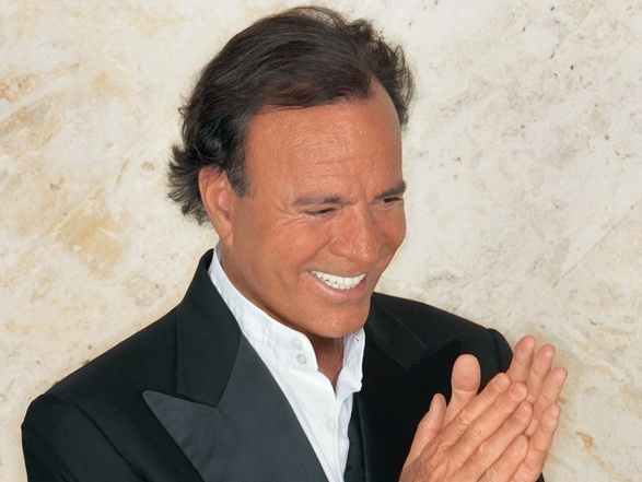 Accuse di abusi e controlli medici sulle dipendenti: bufera su Julio Iglesias