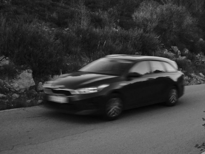 Il pirata della strada educato: investe con l'auto un'anziana, la trascina sul marciapiede e poi fugge