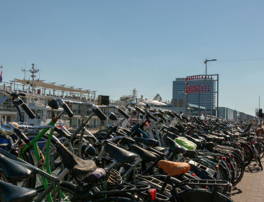 Amsterdam, divieto per le bici elettriche a ruote larghe nei parchi dopo l’aumento degli incidenti