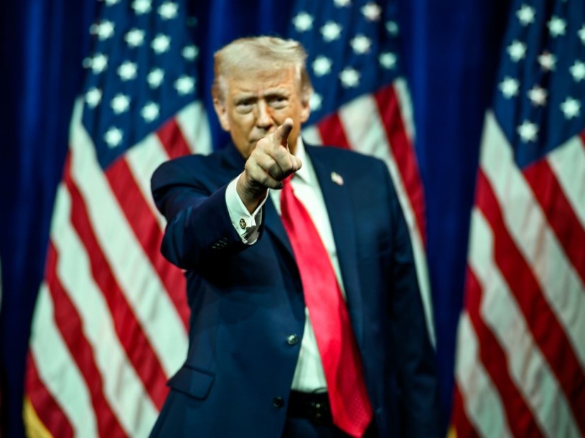 Per la Casa Bianca, il dito medio, se mostrato da Trump, è un gesto appropriato