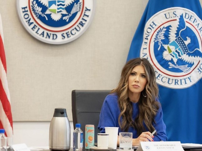 Minneapolis: democratici chiedono a Trump di cacciare Noem e minacciano chiedere per lei l'impeachment