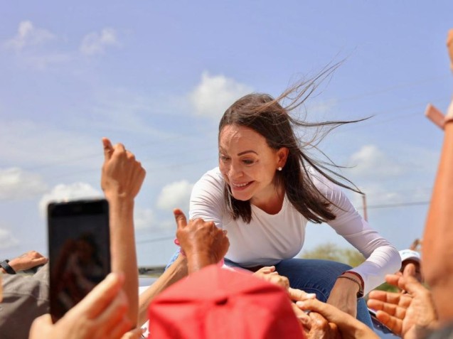 La piaggeria in visita alla Casa Bianca: Machado 'regala' a Trump il suo Nobel per la pace