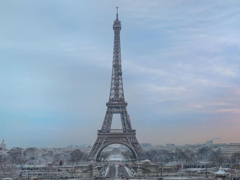 La neve mette in ginocchio il trasporto aereo a Parigi: problemi anche in Belgio