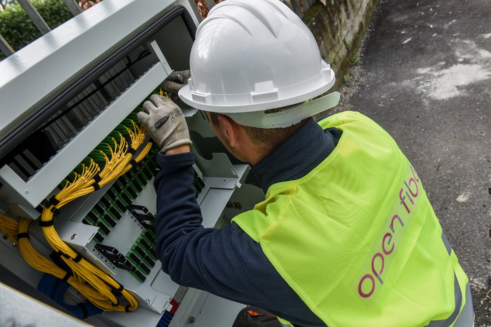 Fibra ottica, l’ultraveloce di Open Fiber arriva nella provincia dell’Aquila, connessi nove comuni