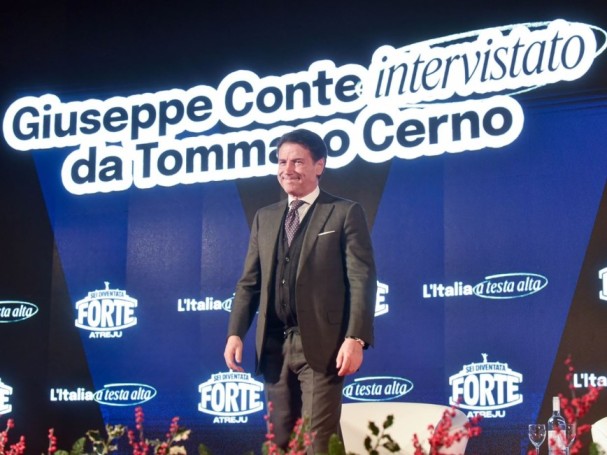 Dalla maggioranza s'alza un grido: ''Lunga vita a Conte''