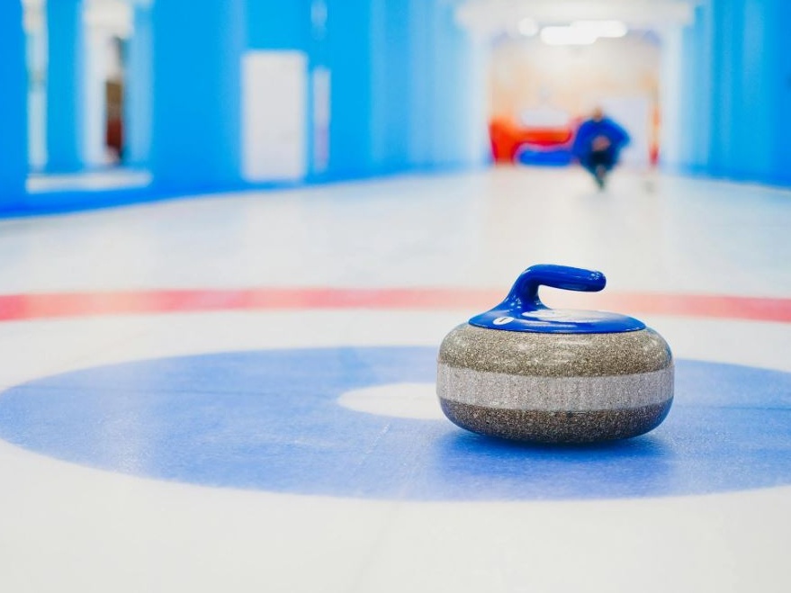 Cuore di mamma, e anche di papà: il capo del curling convoca la figlia per le Olimpiadi